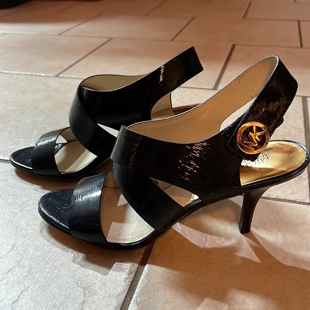 It’s a used mk heels perfectly fine good to wear it is navy blue color